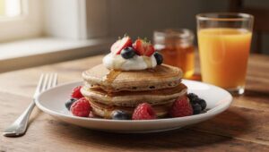 Racuszki pełne białka na śniadanie nasycają do obiadu. Dietetyczka radzi dodać jogurt