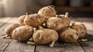 Twoje ziemniaki kiełkują zbyt szybko? Ta kuchenna sztuczka pomoże