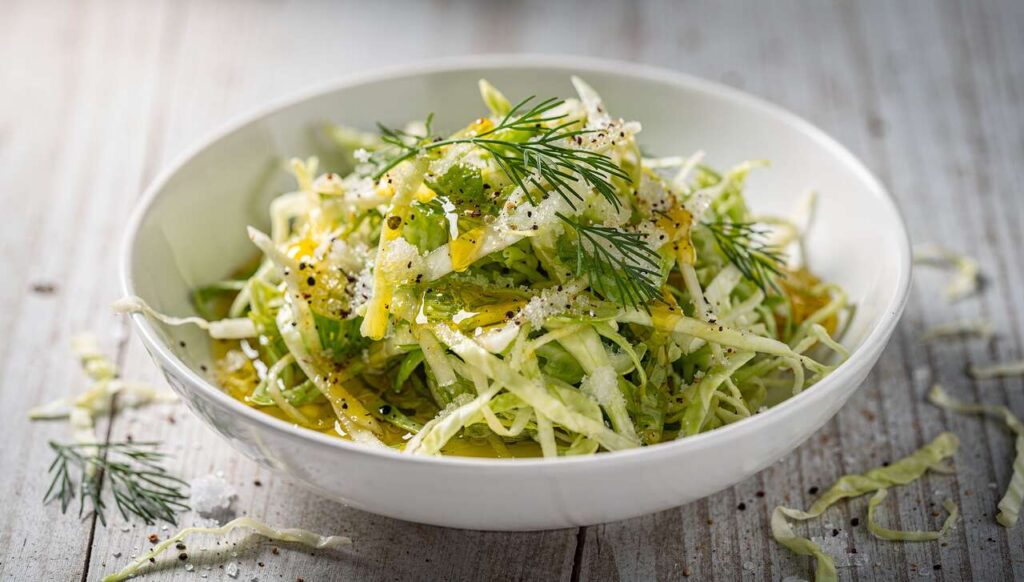Wiosenna surówka z młodej kapusty i koperku: 5 minut i miska jest pusta